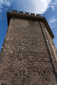 Zabetonovaná věž dolní brány