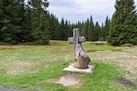 Dřevěný smírčí kříž za oběti přehrady