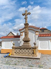 Kříž i zeď po opravě v létě 2019