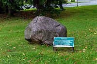 Bludný kámen poblíž muzea