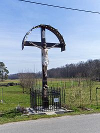 Kříž na jižním okraji Střeně