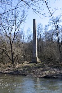 Přes Moravu obelisk