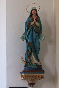Panna Marie stojí na půlměsící