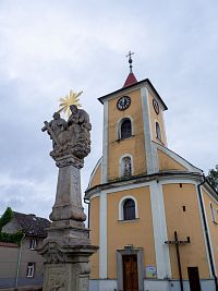 Před kostelem sv. Floriána
