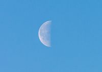 Ráno jasno a odrůstající Luna