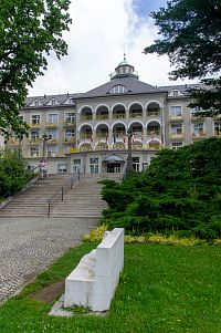 Pod schodištěm k Priessnitzovu sanatoriu