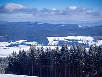 Na pozadí Góry Złote alias Rychlebské, výrazný vrchol by mohla být Borůvková hora