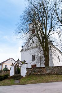 Maletín – kostel sv. Mikuláše s areálem