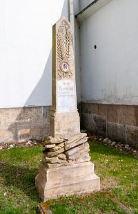 Valná část náhrobků v němčině