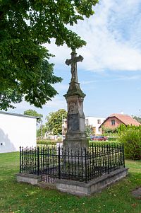 Kříž u zvonice