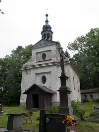 Kostel je současně kostel hřbitovní