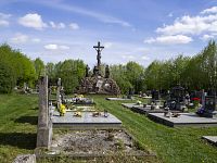 Kalvárie dominuje místnímu hřbitovu