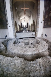 Interiér baziliky s vykopávkami