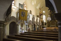 Interiér kostela s tribunami