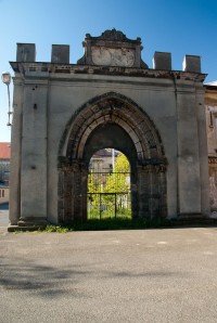 Celá brána s portálem