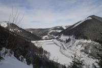 Zimní přehrada mezi Tupým vrchem a Medvědím hřbetem