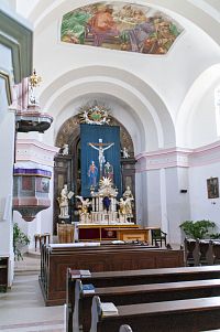 Hlavní oltář na Velikonoce překryt Kalvárií