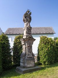 Dříve stávala socha u kostela