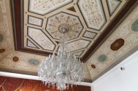 Malovaný strop a lustr