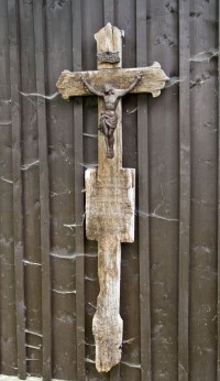 Dřevěné kříže přenesené z hřbitova