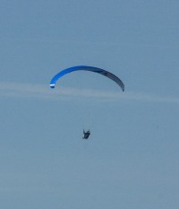 Paraglideři startují pod Mravenečníkem