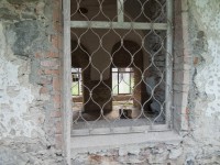 Okna v přízemí jsou demontovaná