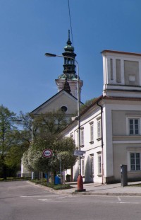 Kostel je schován za radnicí