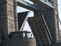 Zdvižený Tower Bridge