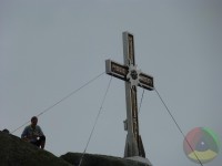 Na vrcholu je nainstalován kříž.