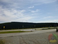 Větrné elektrárny, které jsme míjeli. vlevo špička Klínovce.