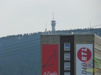 Tady vzpadá vysílač na Klínovci jako by rostl ze střechy hotelu.