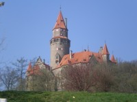 hrad Bouzov z cesty