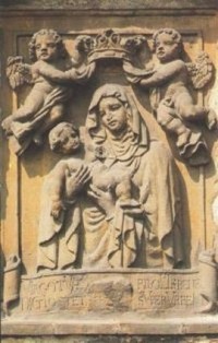 Velvary - Kamenný reliéf Panny Marie staroboleslavské
