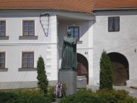 Husova socha na náměstí