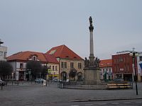 Nymburk náměstí Přemyslovců - morový sloup s radnicí