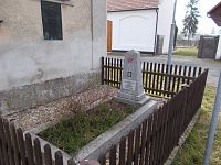 Kostomlátky - hrob u kaple