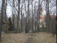 Pohled na kostel od sochy Mutiny Skuhrovského