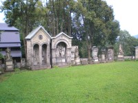 Kamenický Šenov - empírové náhrobky za kostelem