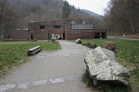 Zadní část Domu přírody a malý geopark s vápenci Moravského krasu