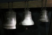Tři zachráněné zvony z původní zvonkohry