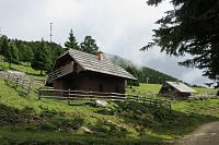 Dřevěnice pastevců v osadě Kriška planina