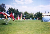 Náš stanový tábor na zahradě školy, v popředí vlajky účastnických států turistického pochodu