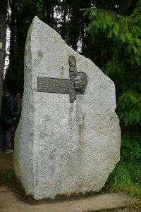 Pomník s pamětní deskou na tábory, které na Sluneční zátoce řadu let vedl Jaroslav Foglar