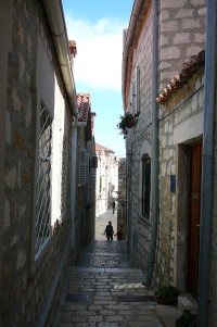 Typicky úzké uličky chorvatských měst najdete také v Rabu