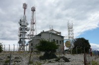 Telekomunikační zařízení na vrcholu Kamenjaku