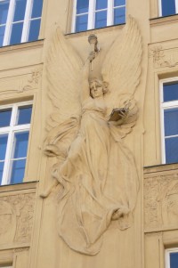 Detail reliéfu světlonoše na domě Jaselská 9 - dílo sochaře Josefa Pekárka