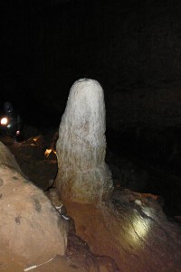 Stalagmit Kužel, největší krápník v jeskyni