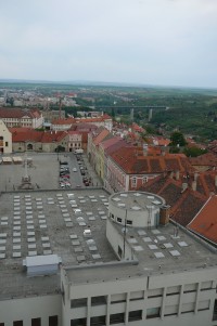 Výhled ze znojemské radnice - dole střecha obchodního domu Dyje