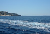 Nejjižnější místo Korsiky - Capo Pertusatu, vpravo Sardinie