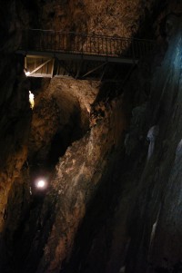 Přemostění Stupňovité propasti je součástí běžné prohlídkové trasy v jeskyních